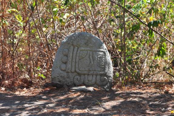 Escultura no estilo maya em trilha de San Marcos, no lago Atitlán, na Guatemala